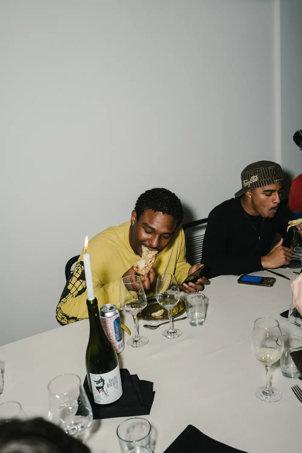 Amigos comiendo pizza