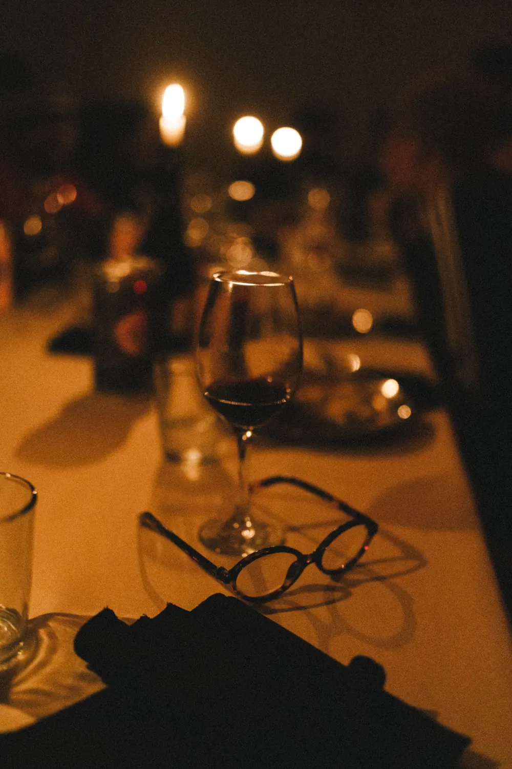 Copa de vino y velas al final de la noche