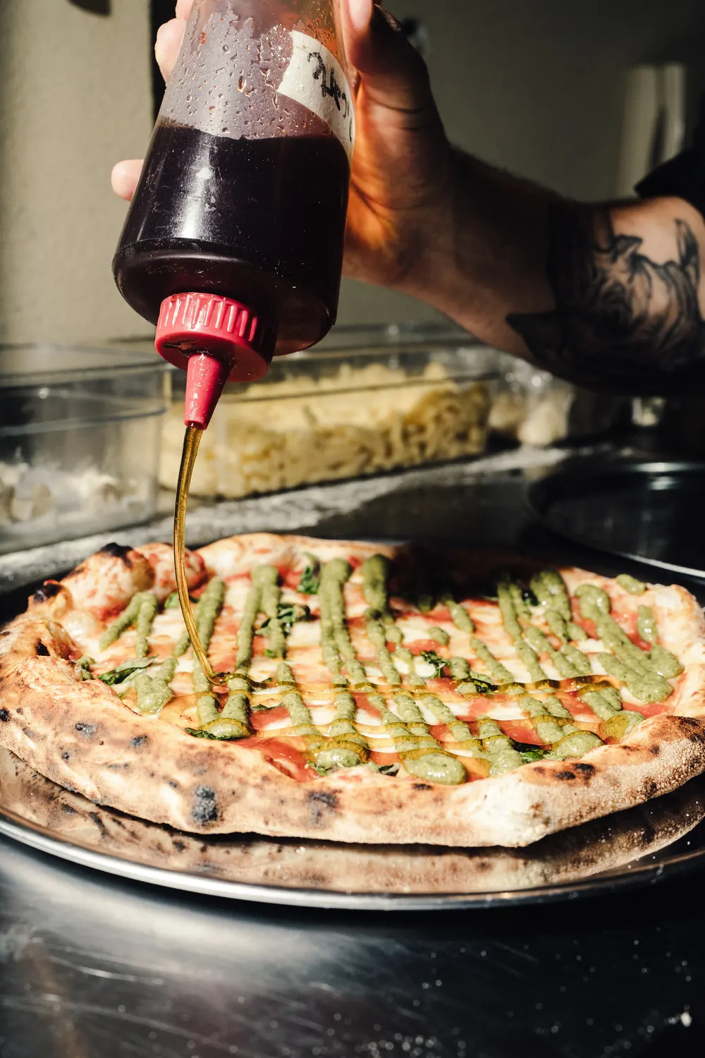 Terminación con miel picante sobre pizza de pesto