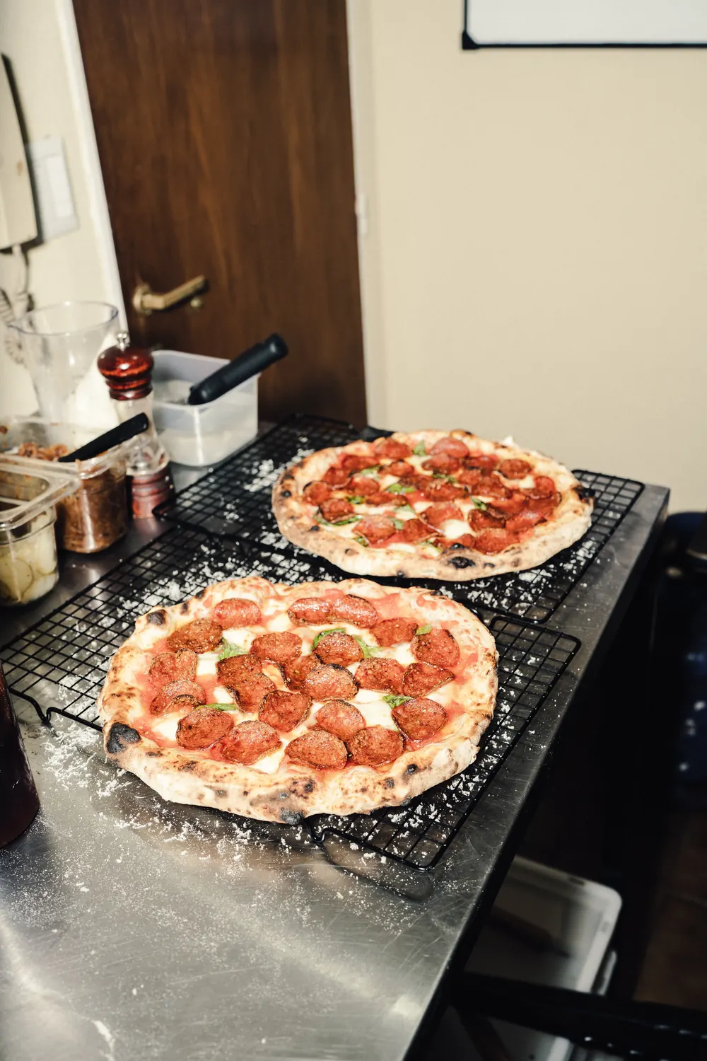 Dos pizzas de pepperoni recién horneadas