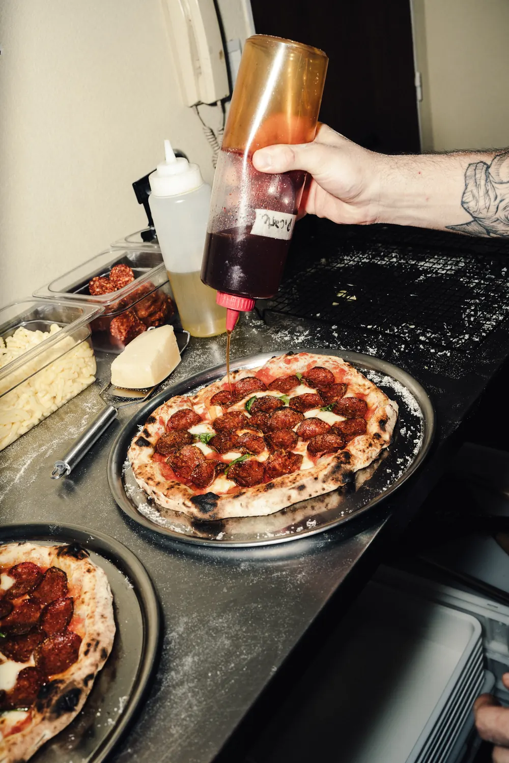 Salsa picante sobre pepperoni
