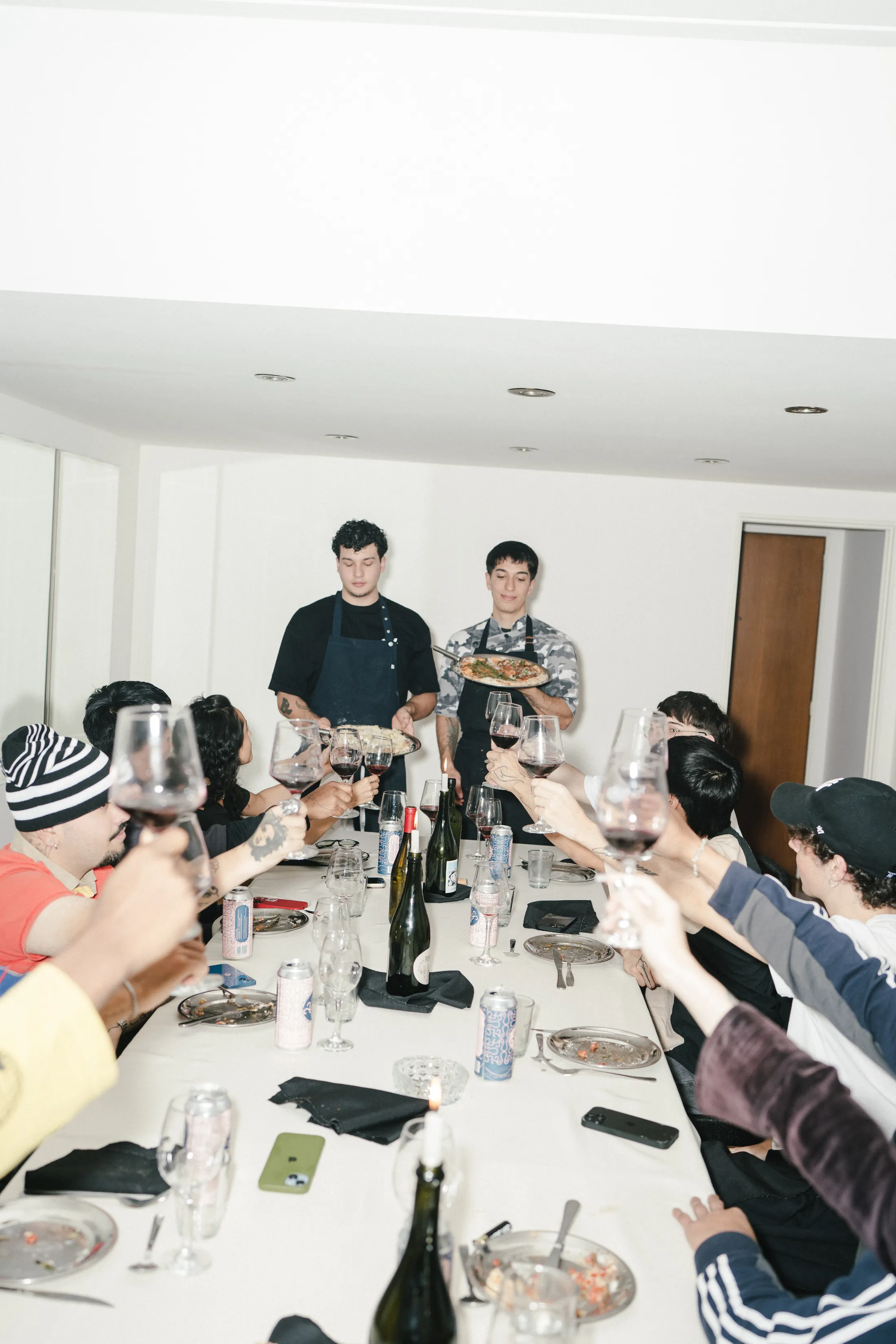 Brindis en la mesa larga de un evento de La Sinergia