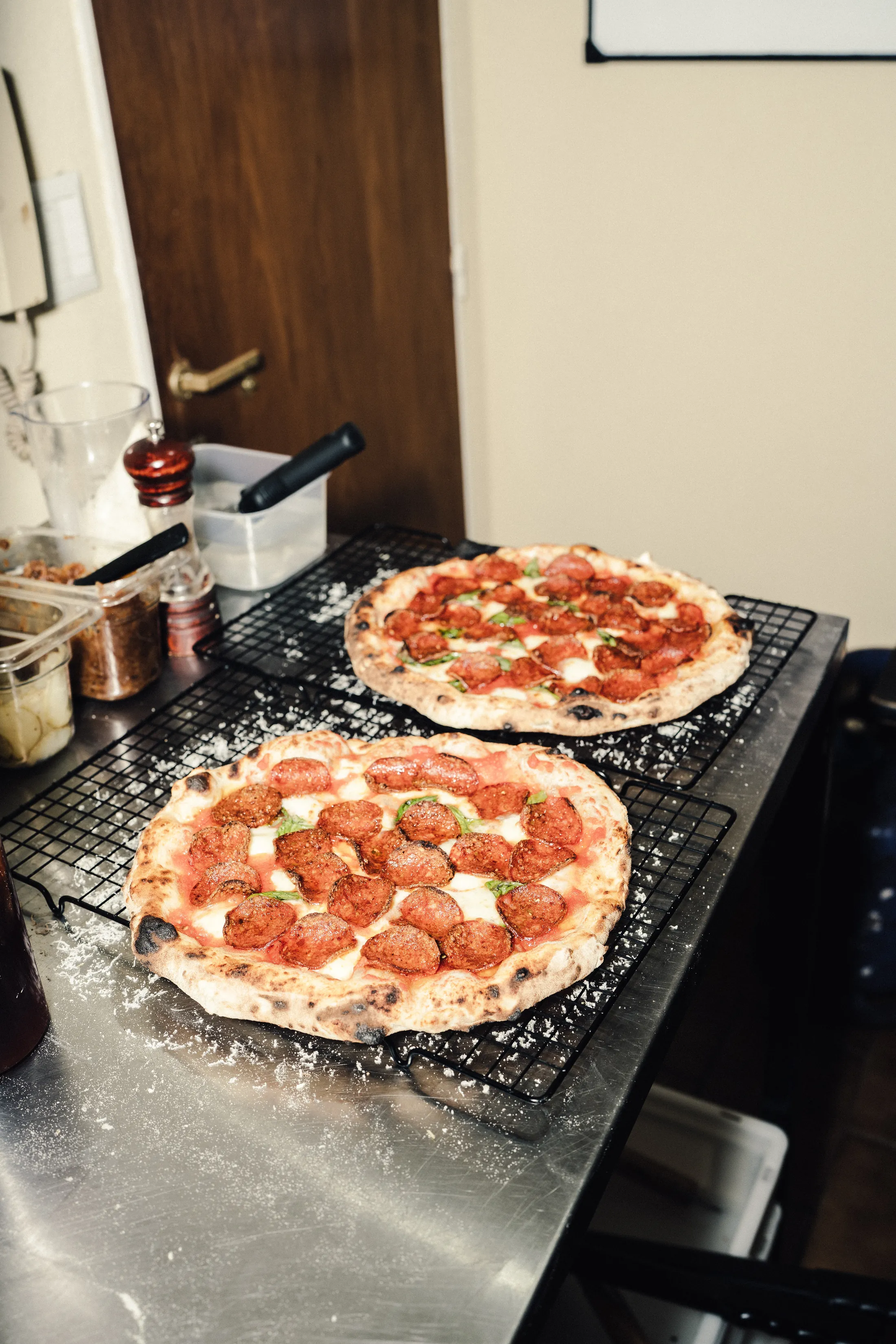 Pizzas de pepperoni recién salidas del horno